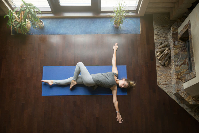 Posture des torsions pour faciliter la digestion Jathara Parivartanasana pour mieux digerer