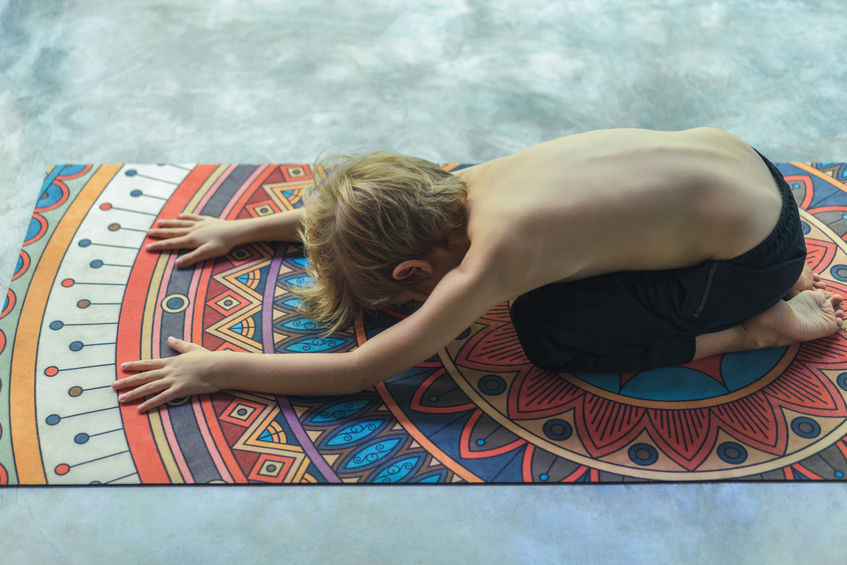 comment réaliser la posture de l'enfant 