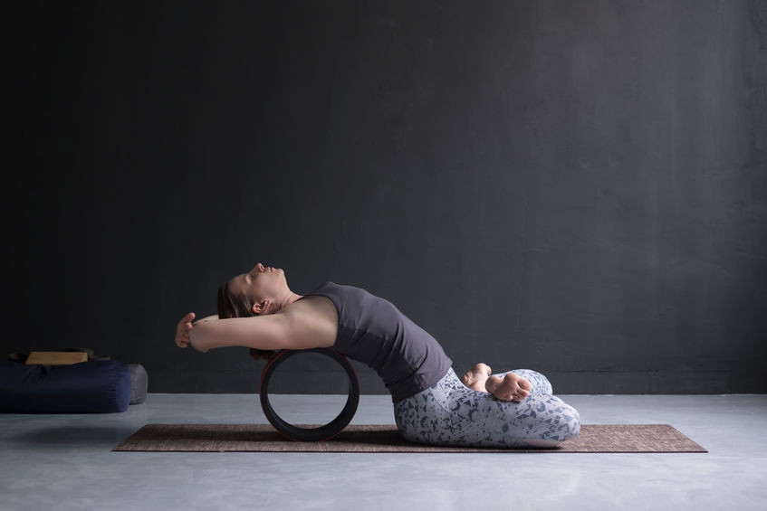 Utiliser une roue de yoga pour l'asana Matsyasana