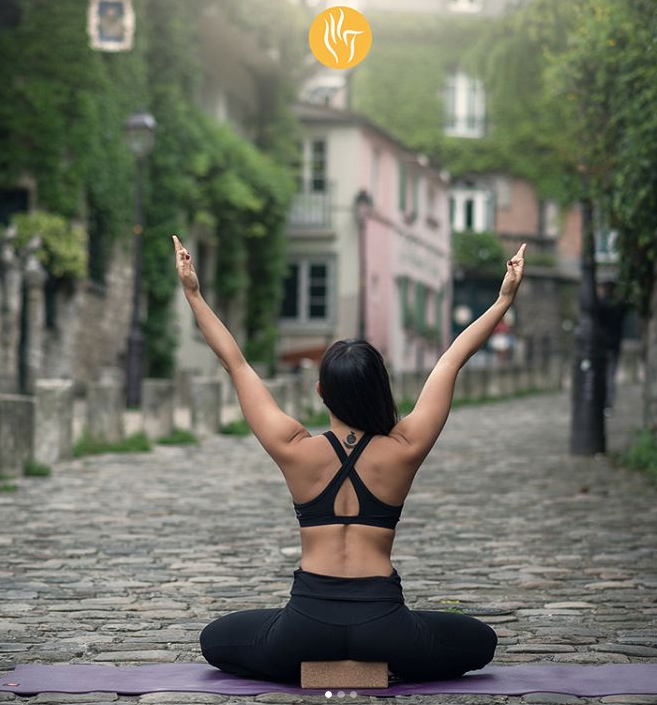 Comment se servir d'un bloc de yoga Une brique de yoga pour les postures assises